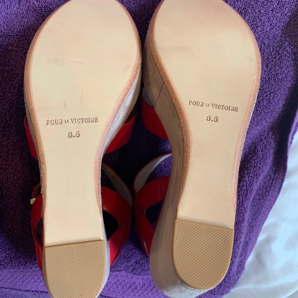 NWOB Pour la Victoire Red Leather Platform Wedge Sandals sz 8.5 - Picture 5 of 7